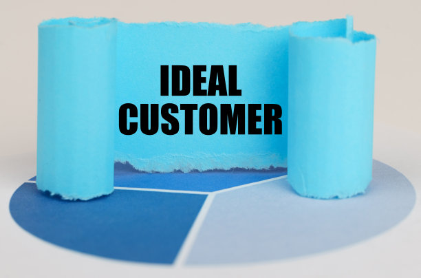 在蓝色的图表上是一个扭曲的纸标牌，上面写着“理想客户”图片下载