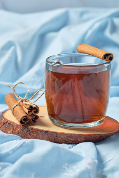 用玻璃杯盛的热肉桂茶。图片下载
