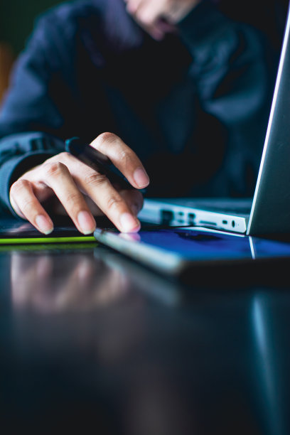 一个在工作的平面设计师女孩图片下载