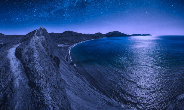 夜间变色龙角附近的海湾全景图片下载