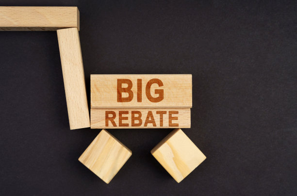 在一个黑色的表面上，有一辆刻有“大回扣”字样的方块车图片下载