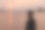 在海滩夕阳下放松的年轻人图片下载