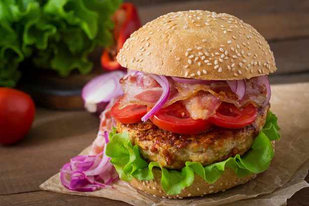 大三明治-汉堡汉堡，牛肉，红洋葱，番茄和炸培根。图片下载