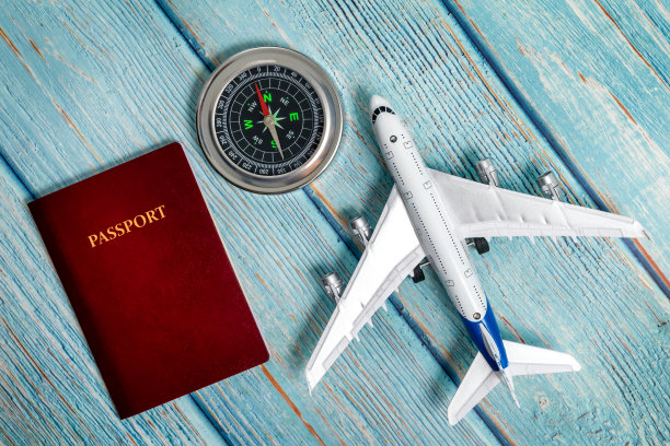 带护照和指南针的飞机模型图片下载