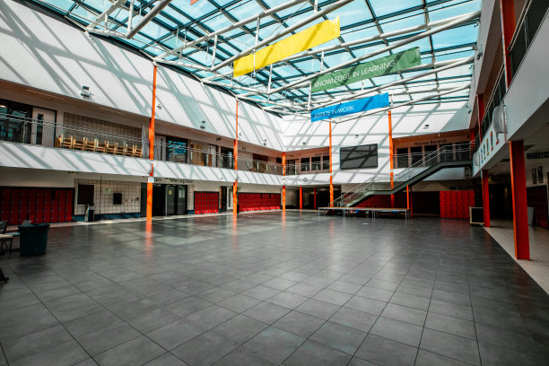 中学正门大厅图片下载