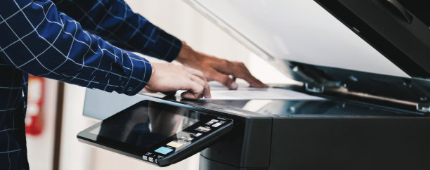 复印机打印机，关闭手办公室人员按下面板上的复制按钮，使用复印机或复印机扫描文件打印一张纸。图片下载