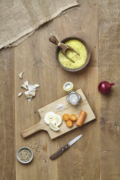 厨房桌子上的砧板上放着新鲜的素食调味料图片下载