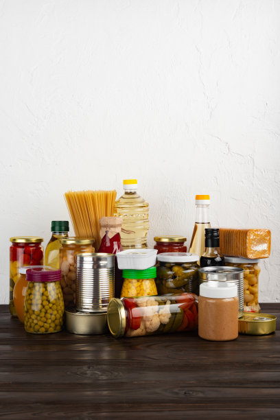 应急救生食物放在厨房的深色木桌上图片下载