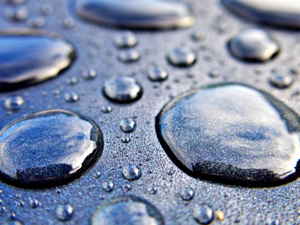 水滴在闪亮的表面图片下载