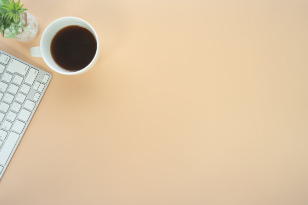 平铺的顶视图办公桌工作台与咖啡电脑笔记本和铅笔工作空间在最小的橙色秋季色调的概念包括添加文本或图形的拷贝空间图片下载