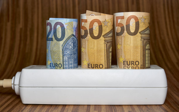 插座上有50欧元的账单。不断上涨的电价和家庭和企业的昂贵能源概念图片下载