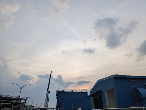 电厂建筑景观照片，蓝色，橙色，红色和夜空。图片下载