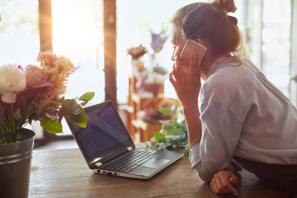 女花商在网上接受送货订单图片下载