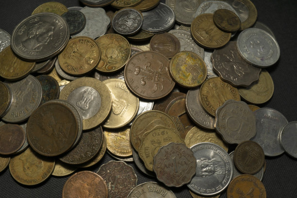 一堆各国的硬币图片下载
