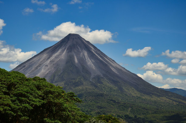 哥斯达黎加热带雨林旁的阿雷纳尔火山的风景图。在中美洲旅行。圣何塞。高质量的照片图片下载