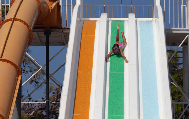 十岁的小女孩在水上滑梯上图片下载