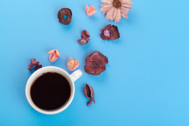 蓝桌子上的一杯咖啡图片下载