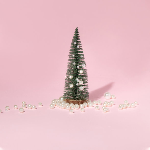 圣诞树，白色珍珠在柔和的粉色背景。新年审美时尚理念。创造性的最小的想法。图片下载