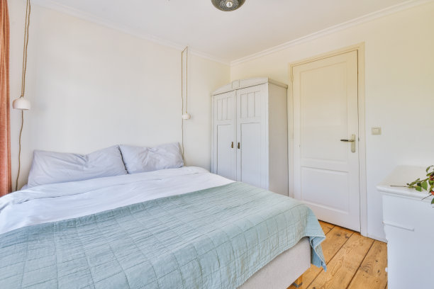 卧室的内部有一张巨大的床作为整个房间图片下载