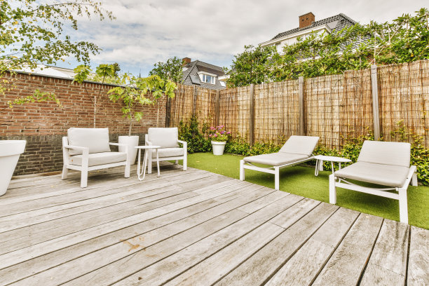 现代住宅的大后院，有围栏和休息区图片下载