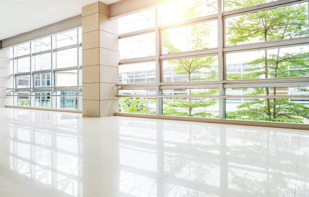 现代办公楼空走廊，窗外绿树成荫图片下载