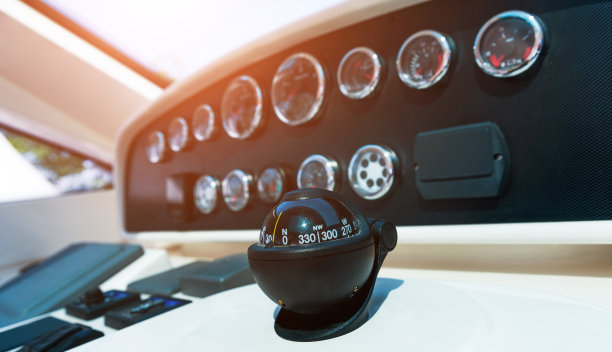 游艇上仪表盘仪表的细节图片下载