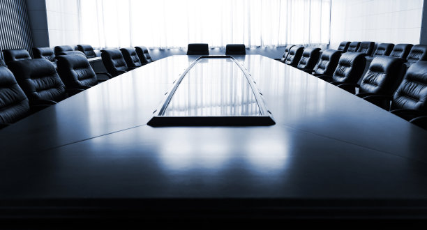 现代会议室的会议桌和椅子图片下载