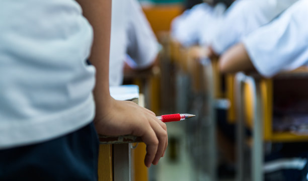 中学生在教室里学习的特写图片下载