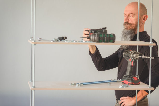 DIY男子制作胶合板架子，用智能手机拍照图片下载