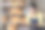 亚洲妇女在家里用黄色的盒子和笔记本电脑接受订单，中小企业的商业想法包裹递送图片下载