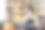 亚洲妇女在家里用黄色的盒子和笔记本电脑接受订单，中小企业的商业想法包裹递送图片下载