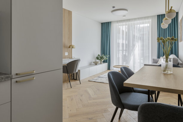 现代简约的厨房和餐厅室内设计，木质家具，橡木地板。蓝色的椅子。唯美简约的室内设计理念。图片下载