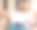 成熟女子坐在沙发上使用无线笔记本电脑应用程序浏览互联网图片下载