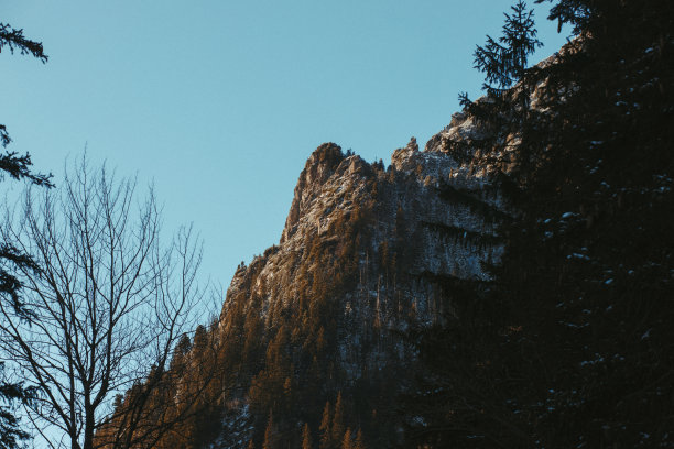 冬日的群山衬着蓝天。波兰的塔特拉山脉。欧洲图片下载