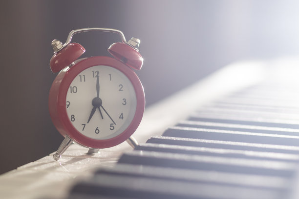 钢琴上有闹钟，合成器图片下载