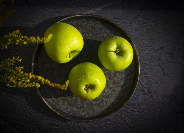 旧背景上的新鲜苹果图片下载