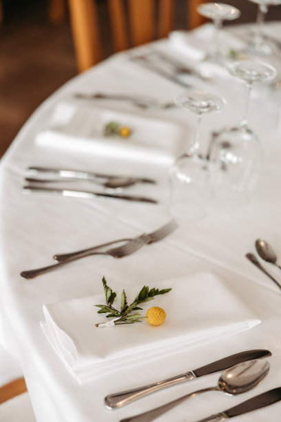 优雅的餐桌设置和装饰在一个婚礼地点的晚餐图片下载