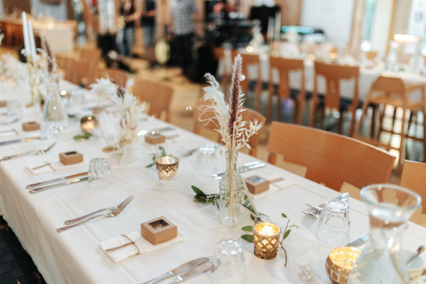 优雅的餐桌设置和装饰在一个婚礼地点的晚餐图片下载