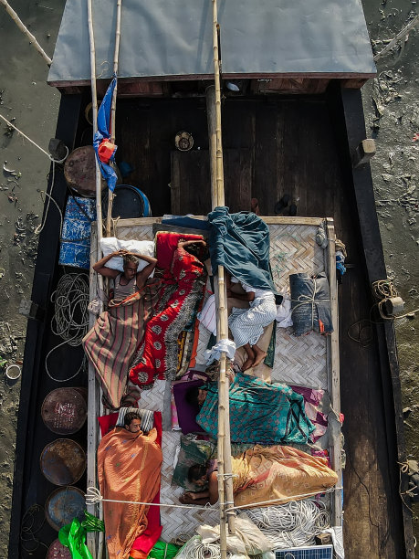 渔民睡在渔船上图片下载