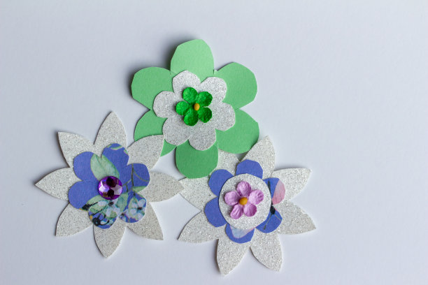 白色背景上手工制作的简单纸花图片下载