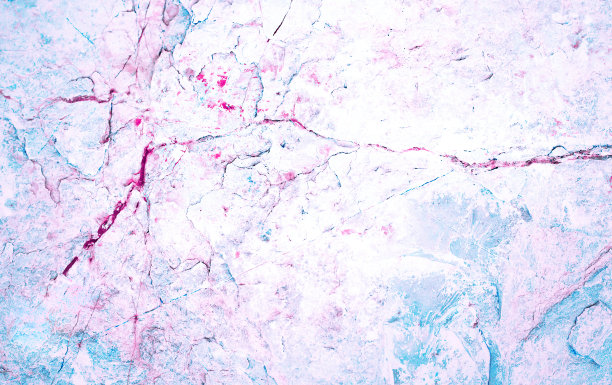 岩石表面有裂缝。抽象的紫色背景。岩石纹理。石头的背景。全息霓虹灯的颜色。岩石全息术。五彩缤纷的画壁。石材质感的设计师。墙的抽象。图片下载