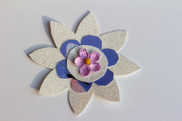 白色背景上手工制作的简单纸花图片下载