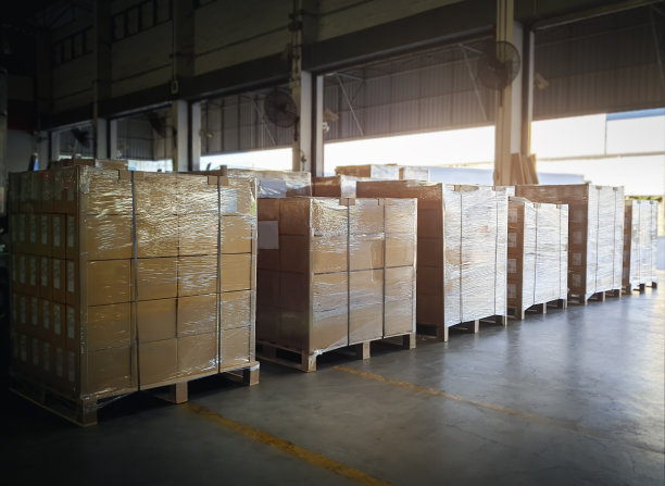仓储仓库包装箱堆放在托盘上。纸箱,纸箱。供应链。仓库分布。货物运输仓库物流。图片下载