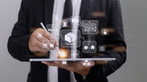 商人用平板展示了全球物流服务的工作流，现代的进出口，仓库业务，运输，箱储存，分配，货物交付的概念。图片下载