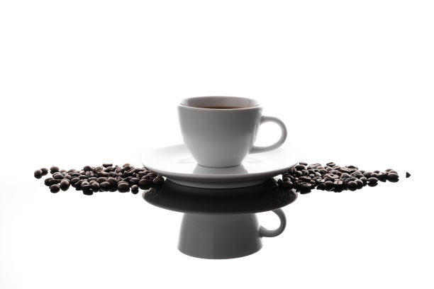 白色咖啡杯，镜面上有豆子图片下载