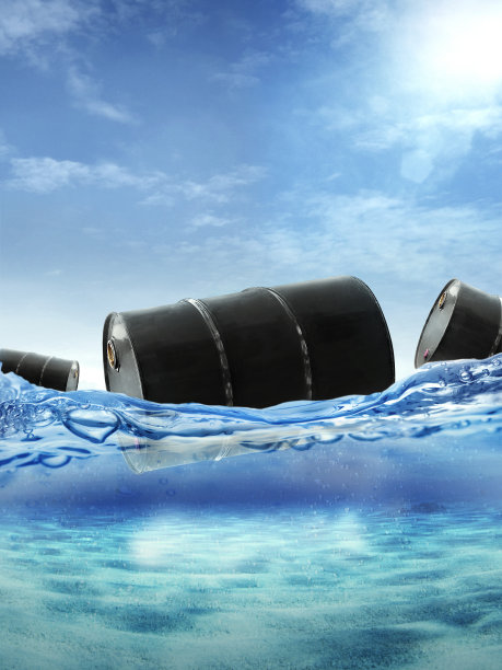 一组浮在海上的油桶图片下载