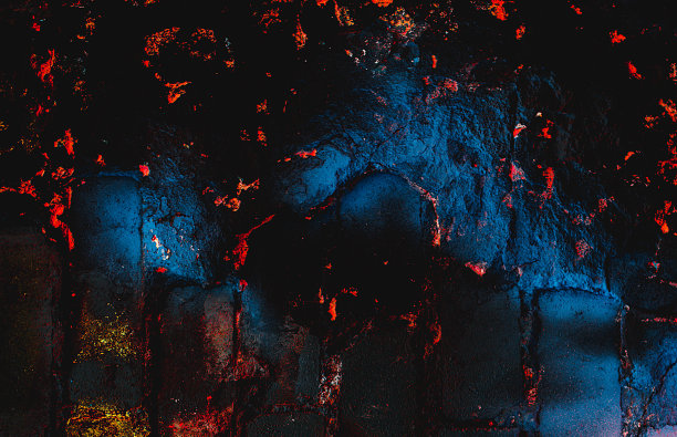 砖岩石纹理。黑暗的石墙。石头的背景。幻想壁纸抽象。石材质感的设计师。油漆斑点。岩石表面有裂缝。抽象的纹理。图片下载