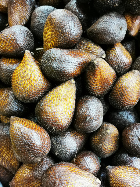 成堆的沙拉克水果在水果市场上出售图片下载