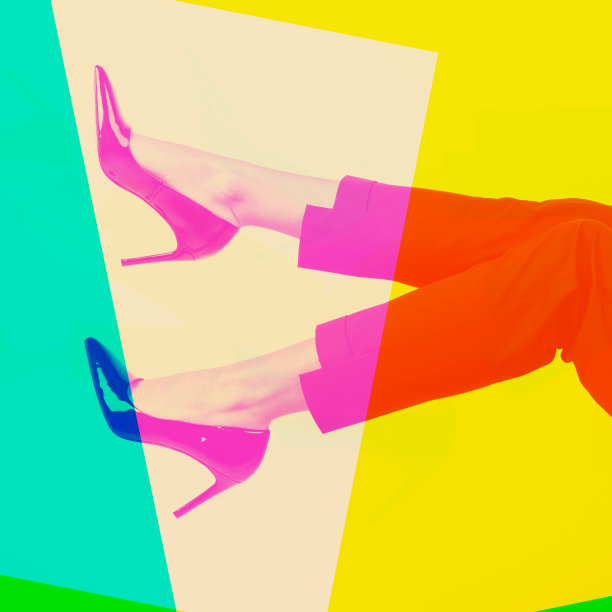 身材修长的女子穿着RGB颜色的高跟鞋和古装裤图片下载