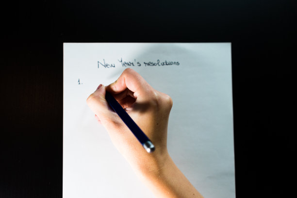 在白纸上列出目标或购物清单图片下载